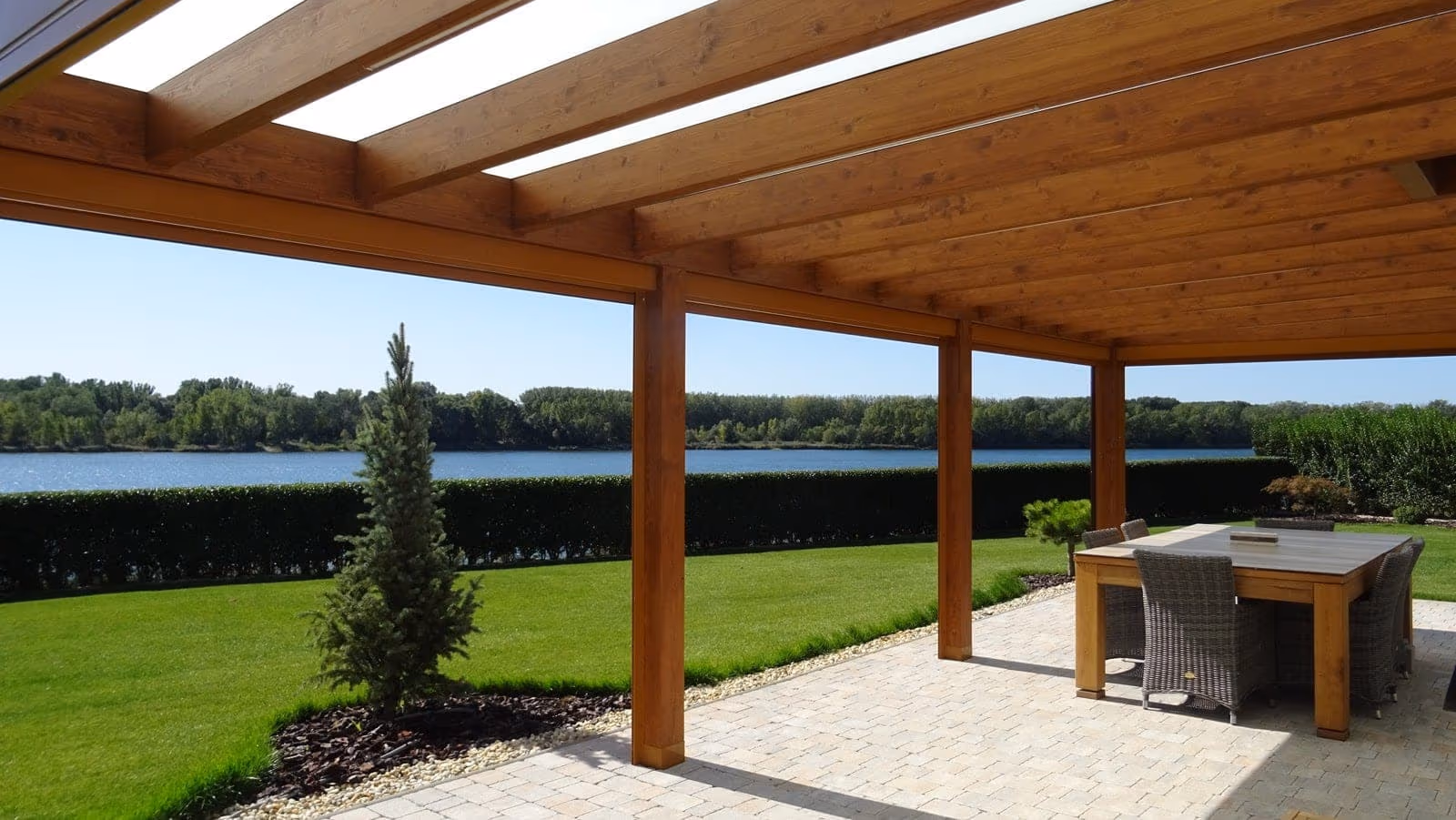 Drevená pergola pri rodinnom dome od Drevené Pergoly